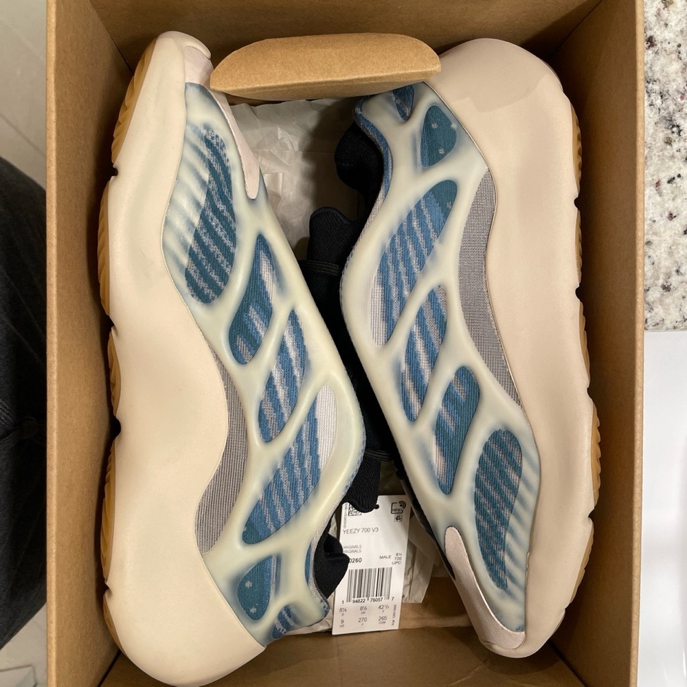 Yeezy 700 V3 in EXCELLENT condition.